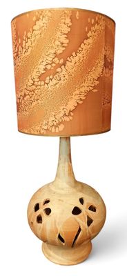 une lampe posée sur une table et munie d'un abat-jour