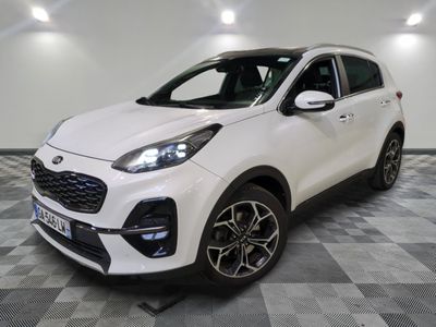 une voiture blanche est garée sur le sol à carreaux d'un garage