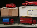 trois camions de pompiers miniatures empilés les uns sur les autres