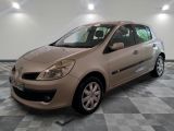 la photo d'une voiture beige garée dans un garage