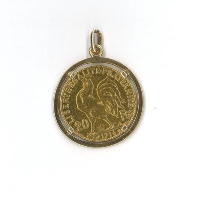 une pièce d'or avec l'image d'une femme dessus