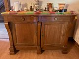 une armoire en bois surmontée d'un miroir