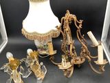 une table sur laquelle se trouvent une lampe et un ensemble de figurines