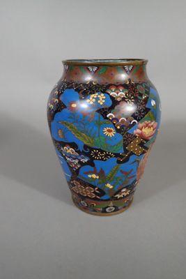 Vase en laiton cloisonné à fond bleu à décor de papillons, f…