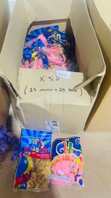 une boîte remplie de bonbons et un paquet de biscuits