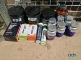 de nombreux pots de peinture posés sur une table