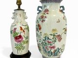 deux vases posés l'un à côté de l'autre sur une surface blanche