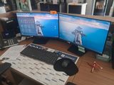un bureau équipé de deux écrans et d'un clavier