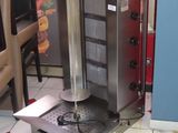 une machine posée par terre dans un restaurant