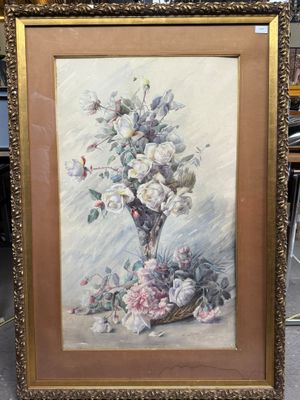 tableau représentant un vase de fleurs dans un cadre doré posé sur une table