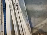 une pile de panneaux blancs empilés les uns sur les autres dans un entrepôt