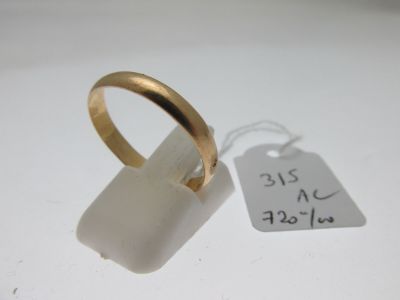 une bague en or à laquelle est attachée une étiquette