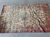 un tapis posé à même le sol, sur lequel se trouve un morceau de moquette