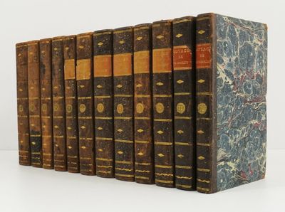plusieurs vieux livres sont alignés sur une surface blanche