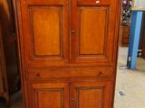 une armoire en bois au milieu d'une pièce