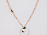 un collier à chaîne en or orné d'un pendentif géométrique vert et bleu
