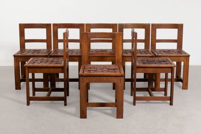 ensemble composé de six chaises et d'une table en forme de banc