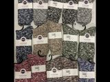plusieurs paires de chaussettes pour homme avec leurs étiquettes encore attachées