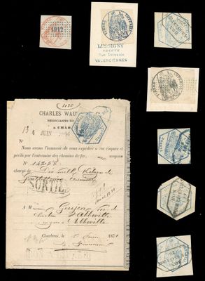 quelques vieux timbres et un bout de papier posés sur une surface noire