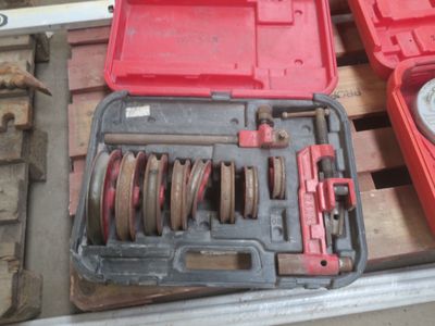 une boîte à outils rouge à roulettes avec une clé