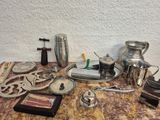 une table sur laquelle se trouvent de nombreux objets en argent