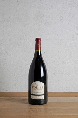 une bouteille de vin posée sur une table en bois
