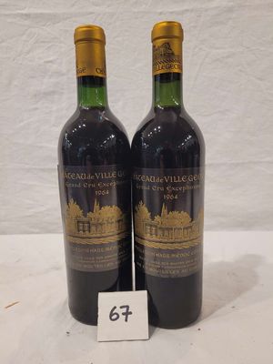 deux bouteilles de vin posées l'une à côté de l'autre sur une table