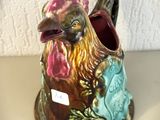 un coq en céramique posé sur une table