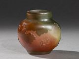 un vase orné d'un motif marron et rouge