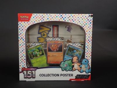 une boîte de cartes à collectionner Pokémon posée sur une table