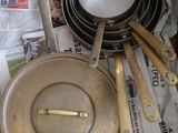 une boîte contenant tout un tas de casseroles et de poêles