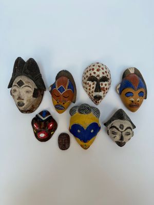 de nombreux masques différents posés sur une surface blanche