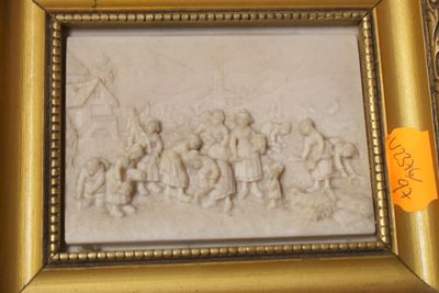 une vieille photo représentant un groupe de personnes, dans un cadre doré