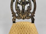 une chaise ancienne dont l'assise et le coussin sont recouverts de tissu doré