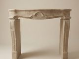 une cheminée en pierre avec un manteau sculpté sur fond blanc