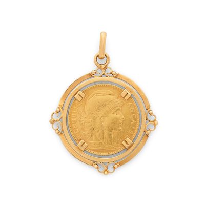 un pendentif en forme de pièce d'or, avec le visage d'une femme au centre