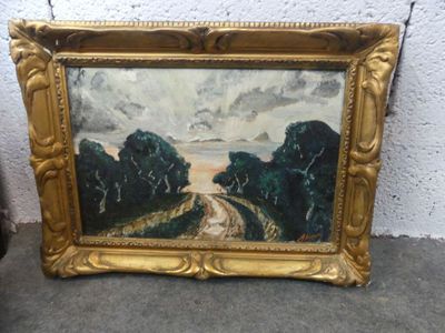 une peinture à l'huile représentant une route avec des arbres et un ciel en arrière-plan