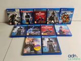 une pile de jeux PlayStation posée sur une table