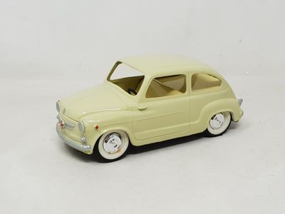 PAYA (Espagne, v.1990) Seat 600 en plastique laqué SABLE, ch…