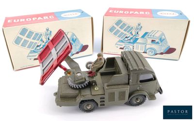 un camion de l'armée en jouet avec un drapeau sur le toit