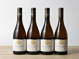 trois bouteilles de vin posées sur une table en bois