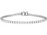 un bracelet de tennis en diamants sur fond blanc