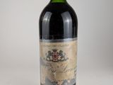une bouteille de vin posée sur une table