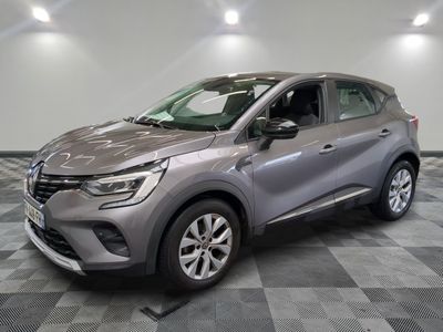 le nouveau renault c - hr suv est présenté dans un showroom