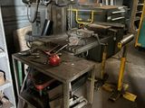une machine posée sur une table dans une pièce
