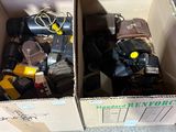deux cartons d'objets hétéroclites posés sur le sol