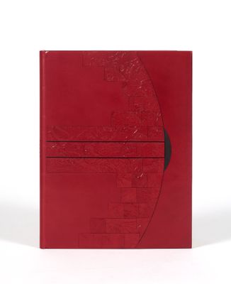 un cahier rouge avec une couverture rouge et un stylo noir