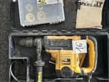 une boîte contenant une perceuse et d'autres outils