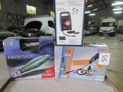 trois boîtes d'outils électriques posées sur une table dans un garage