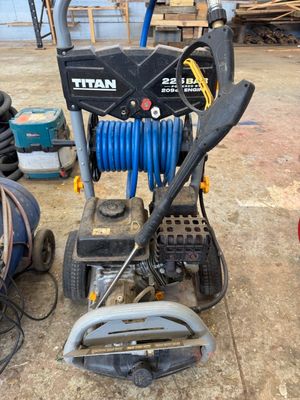 une photo d'un nettoyeur haute pression dans un garage
